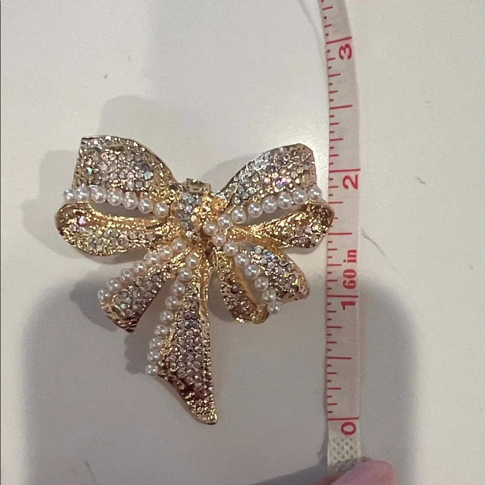 Elegant Gold and Pearl Bow Brooch